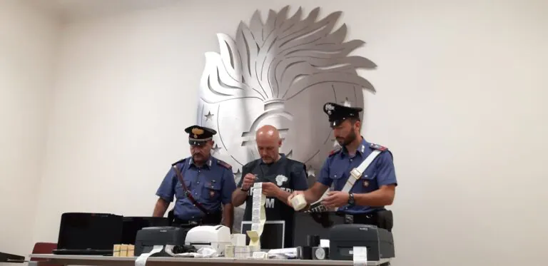 Marche da bollo false, scoperta stamperia in casa: scatta l’arresto. FOTO E VIDEO