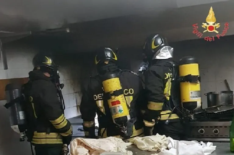 Cucina chiusa ma lui vuole cenare lo stesso: dà fuoco al ristorante