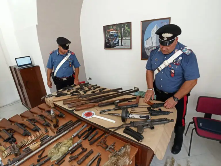 FOTO E DETTAGLI. Con quest’arsenale poteva fare una guerra: ecco cosa hanno trovato i carabinieri