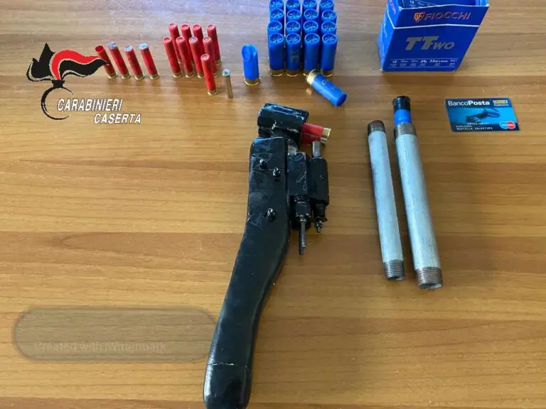 Pesta la moglie e arrivano i carabinieri: sequestrati fucile e munizioni. Finisce al fresco