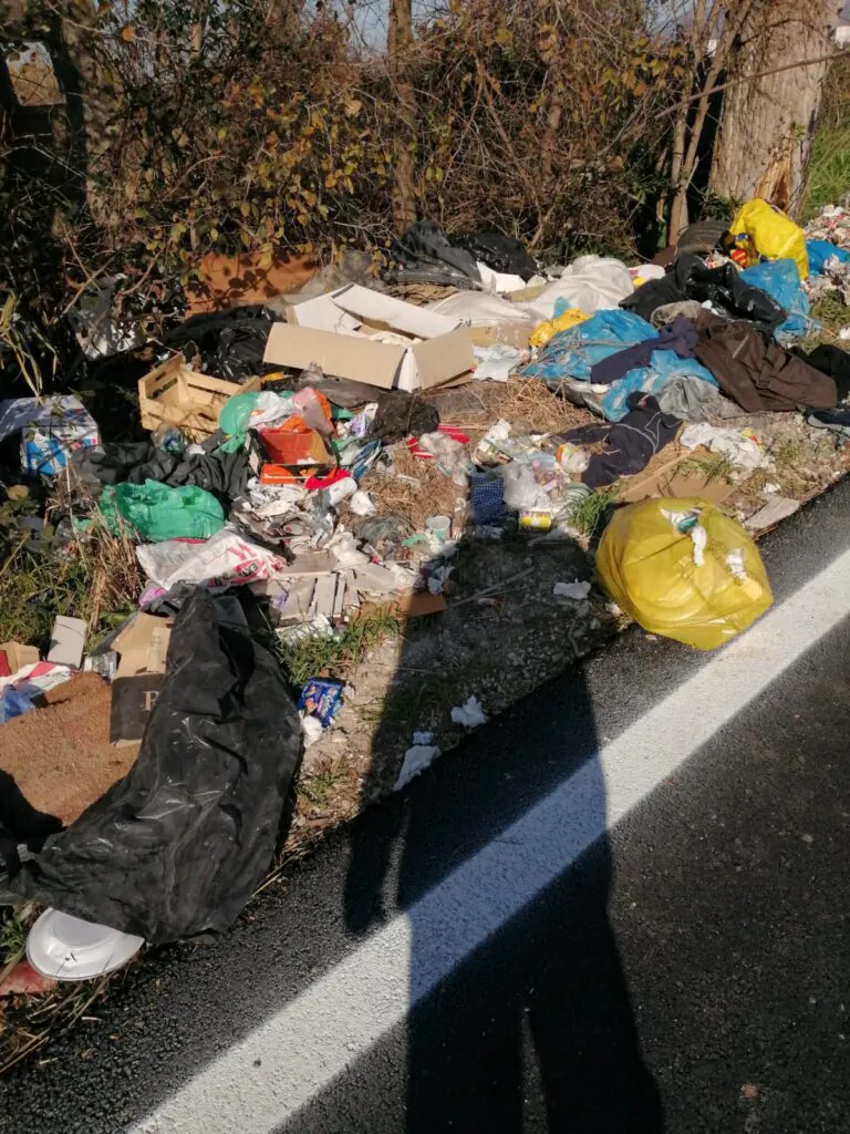 Dopo i furti gli sversamenti abusivi: rione sotto doppio attacco. LE FOTO