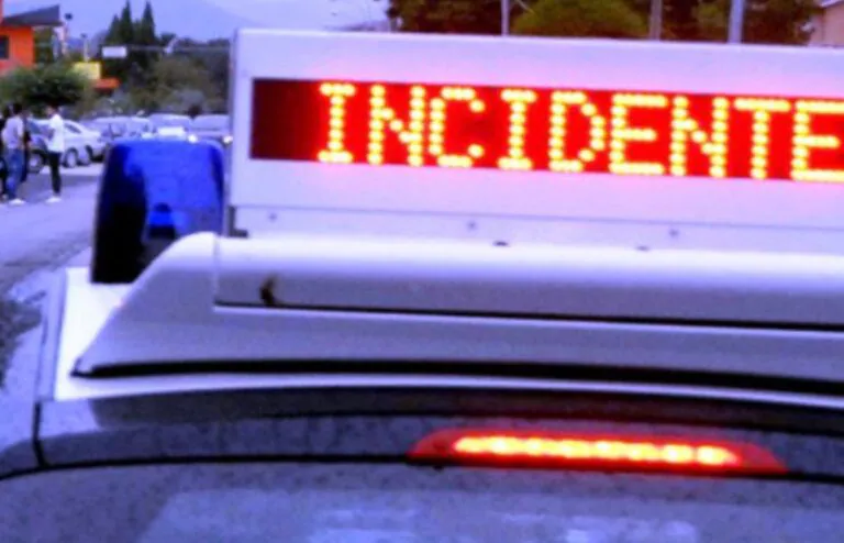 Strade di sangue in Campania: muore dopo essere stata sbalzata fuori dall’auto