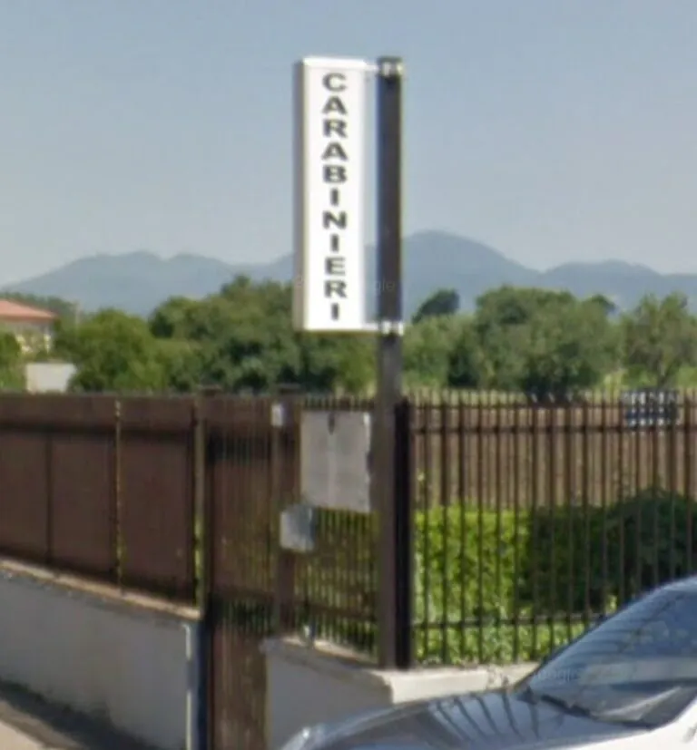 Si presenta in caserma con tagli sul braccio, giallo in paese