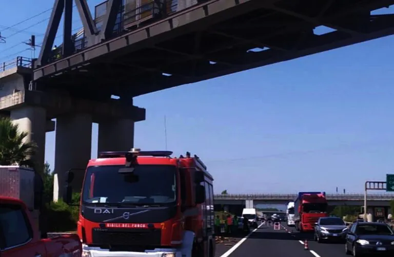 Inferno in A1, cavalcavia sequestrato dopo deragliamento. Le ultime