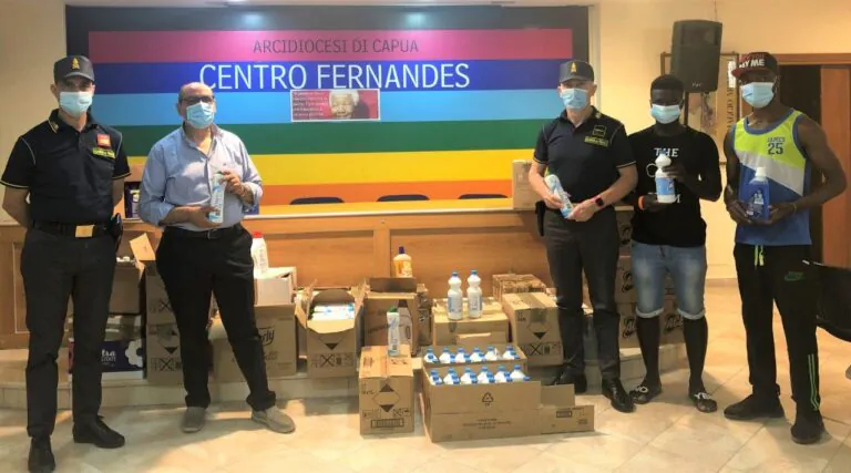Finanza sequestra 5mila prodotti per l’igiene e li regala ai migranti del Centro Fernandes. FOTO