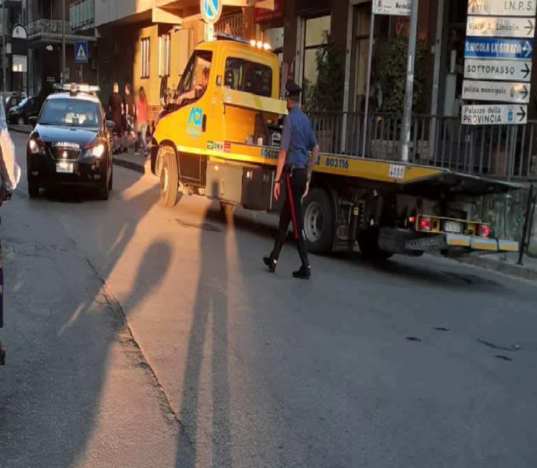 Anziano non risponde alle chiamate della figlia: vigili del Fuoco sfondano la porta