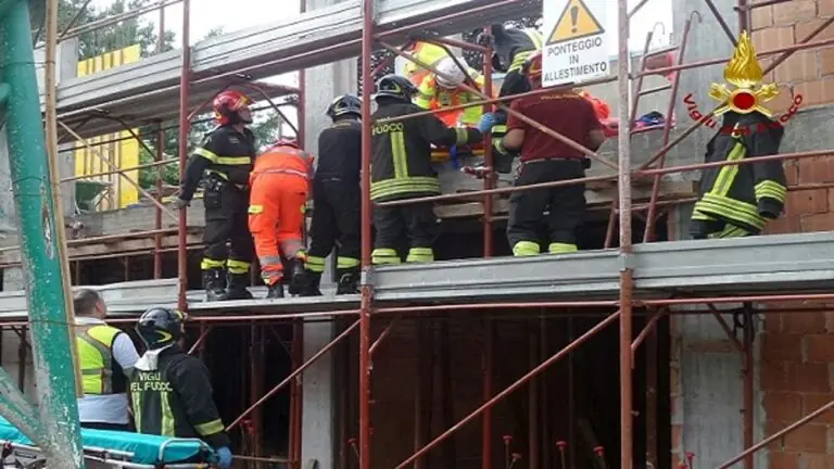 Cade dall’impalcatura, grave operaio 23enne
