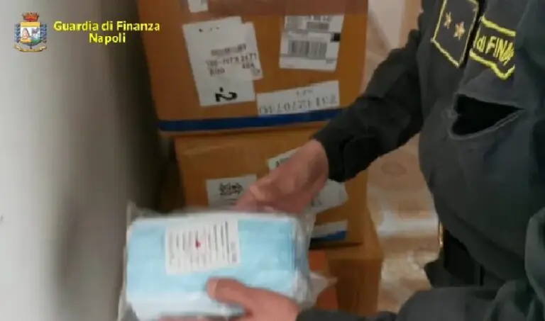 Finanza scopre deposito di mascherine illegali, sequestri e denunce