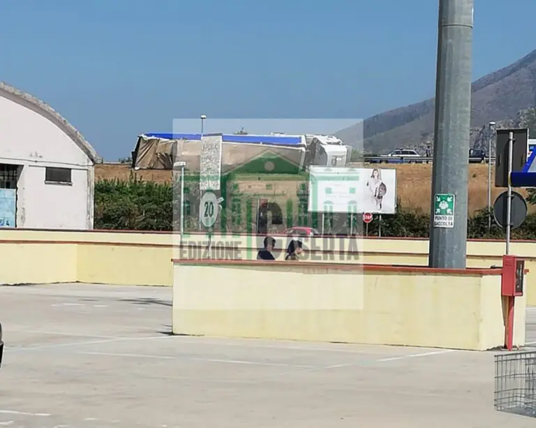 Foto e video. Camion si ribalta e distrugge guardrail, choc a Caserta Nord