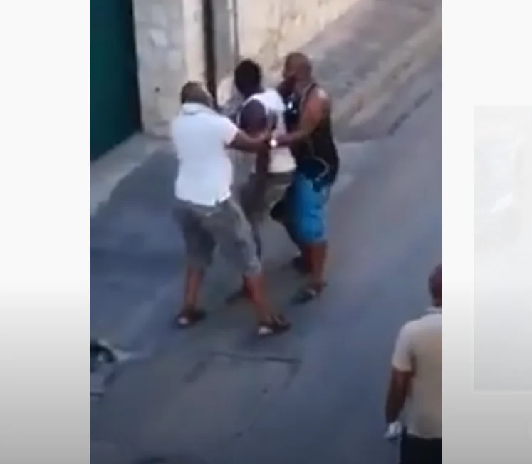 Sfiorata la rissa tra immigrati: uno voleva spaccare bottiglia in testa al rivale. IL VIDEO