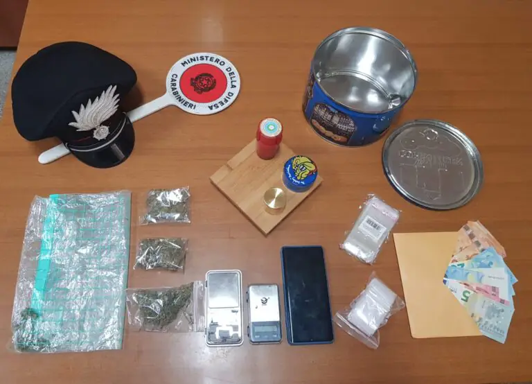 Marijuana addosso e in camera da letto, preso 23enne. Foto