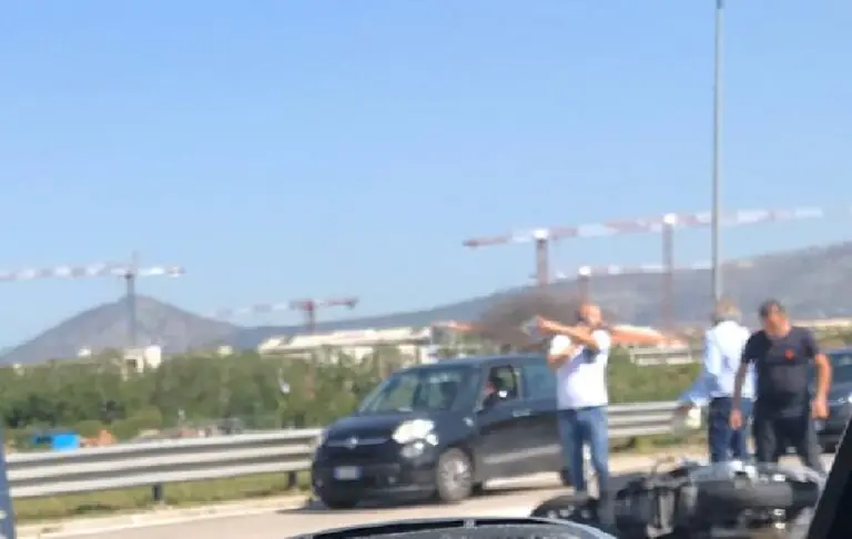 Vola giù dallo scooter, choc sulla Variante. FOTO E VIDEO