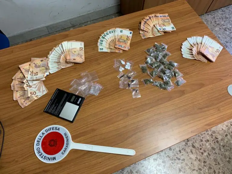 Centrale della droga nella lavatrice: arrestati moglie e marito con 5 mila euro