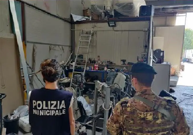 Scoperti 27 lavoratori irregolari, stangata per 5 tra negozi e ditte. FOTO