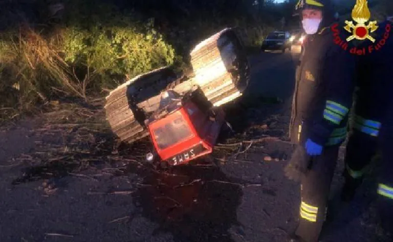 Trattore si ribalta e lui muore, identificata la vittima