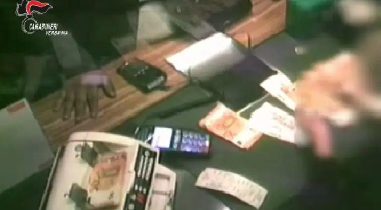 Sul display il nome della banca, ma erano truffatori: scoperto il call center della banda