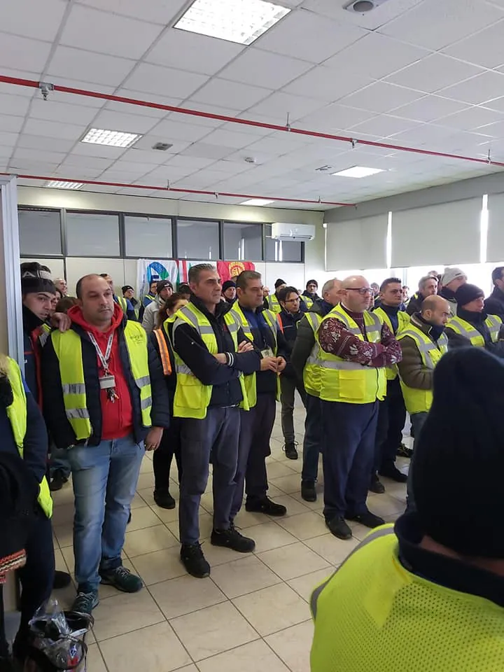 Whirpool a rischio chiusura, operai in marcia verso la Prefettura: “Pochi mesi e tutto finirà”