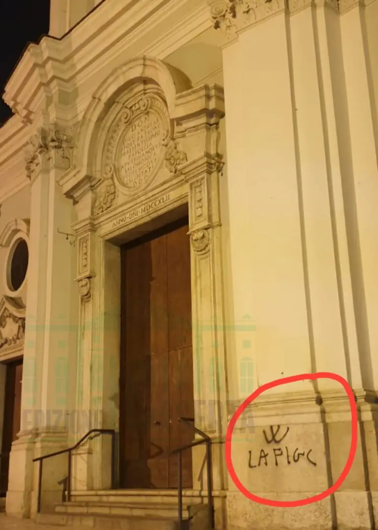 Imbrattata facciata della chiesa principale: scritte dedicate a Satana al cimitero