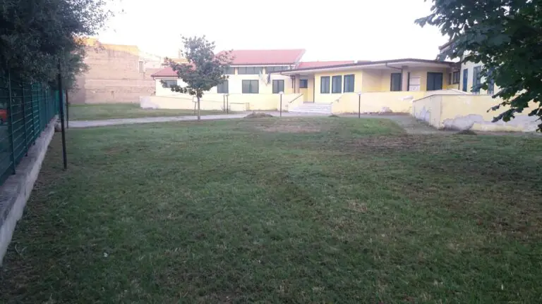 I volontari del gruppo “La scuola e il verde” a lavoro per curare le aree verdi degli Istituti scolastici