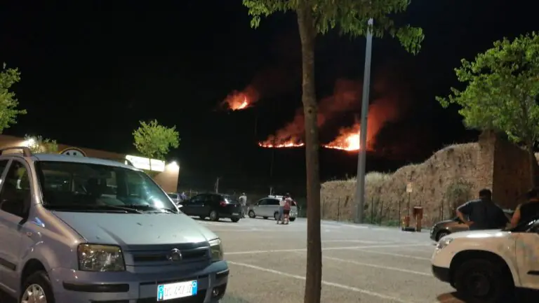 Brucia il Sannio: terrificante incendio vicino al centro commerciale. VIDEO