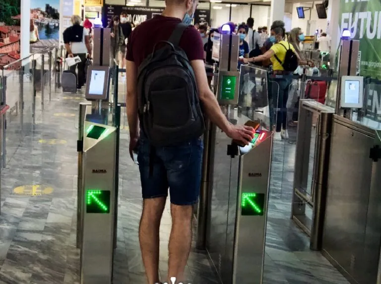Torna dall’estero, scoperto positivo all’aeroporto: ora è dalla sorella. Due paesi coinvolti