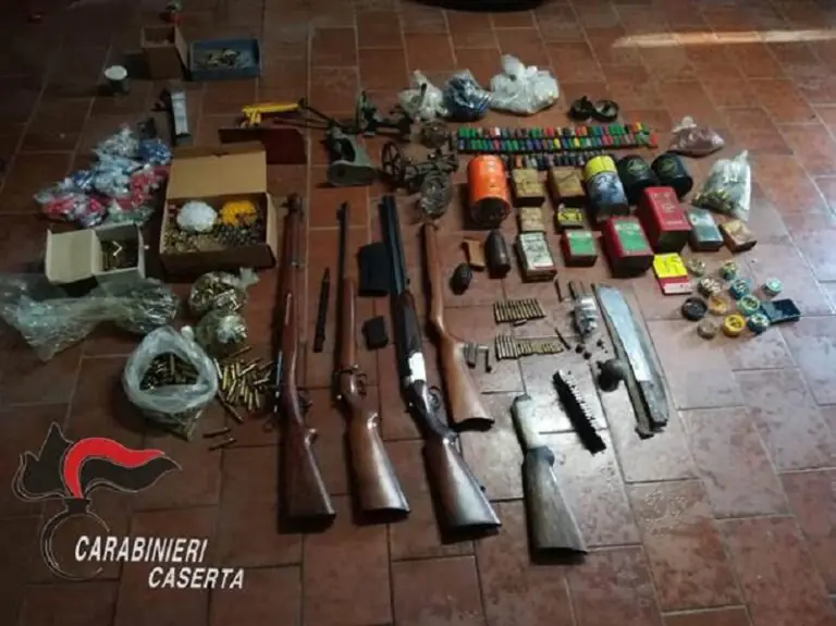 Nasconde arsenale da guerra in casa, arrestato. La foto
