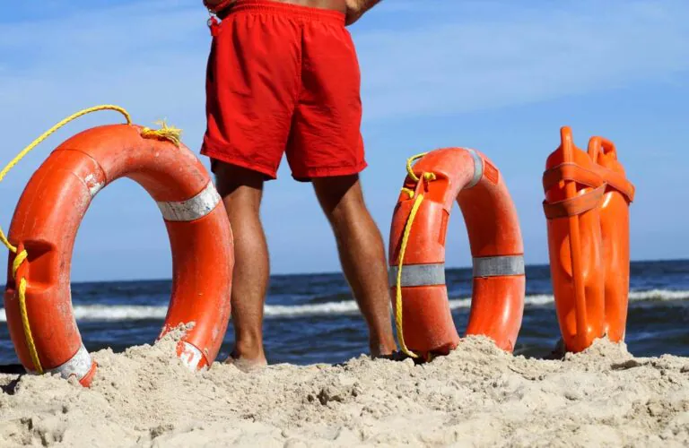 Attimi di terrore a Baia Domizia: un’intera famiglia trascinata dalla corrente