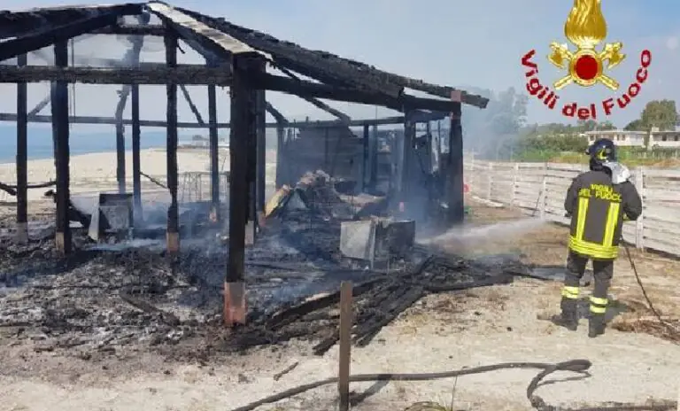 Rogo nel lido, intervento in extremis di vigile del fuoco