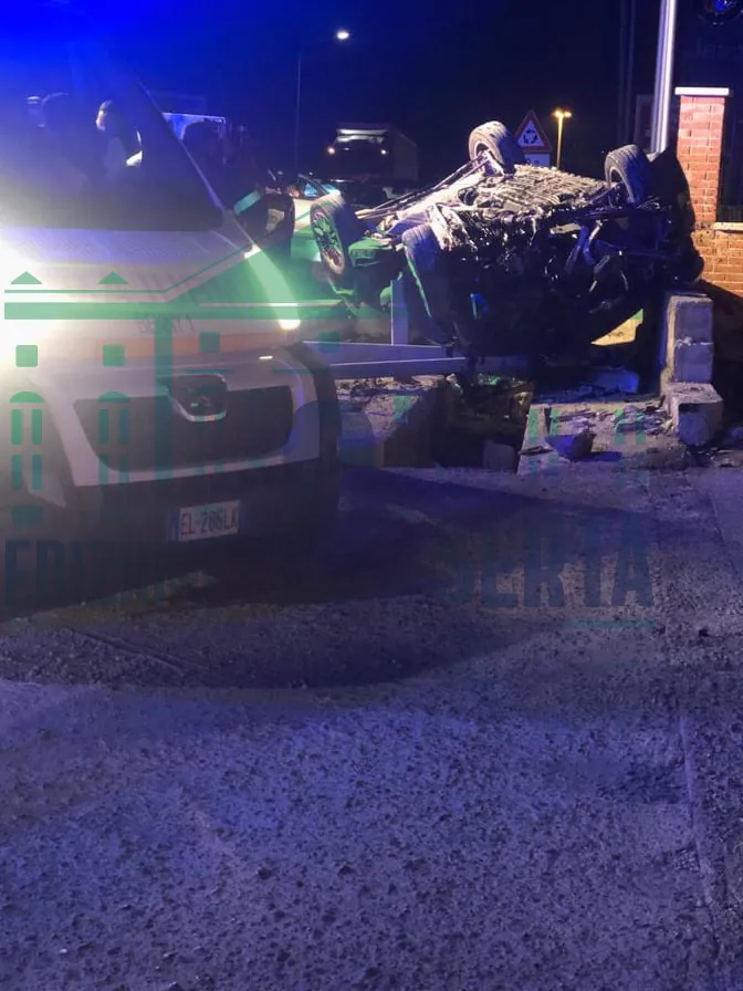Choc sull’Appia: Alfa si ribalta. Coppia di ragazzi intrappolata tra le lamiere. LE FOTO