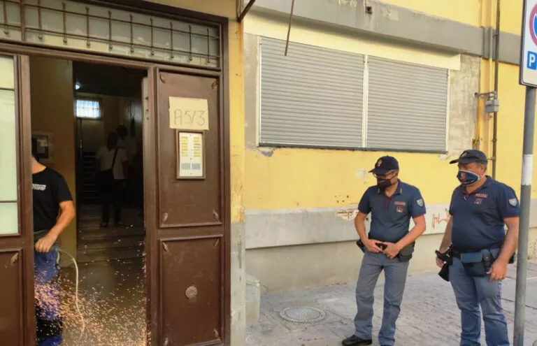 Da Santa Maria al parco Verde per la droga: sperona la polizia. Preso 29enne