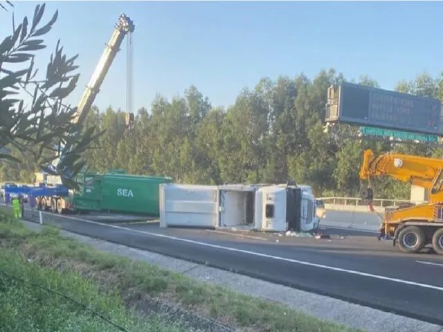 Tir si ribalta in autostrada: 2 feriti e 7 km di coda