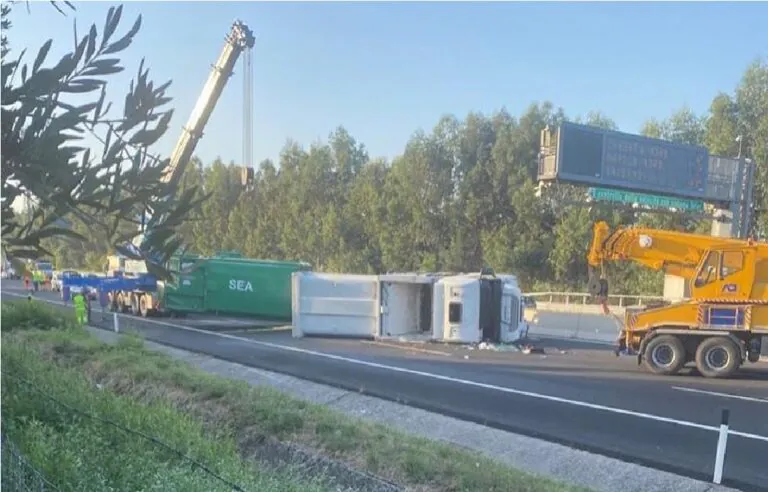 Tir si ribalta in autostrada, tratto chiuso e 5 km di coda. Condizioni del ferito e foto