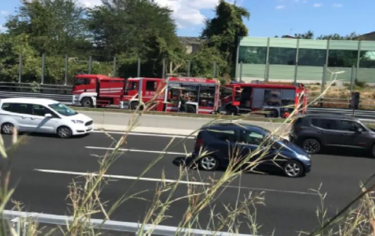 Autocarro prende fuoco, inferno in A1: code e feriti. Si schianta pure tir
