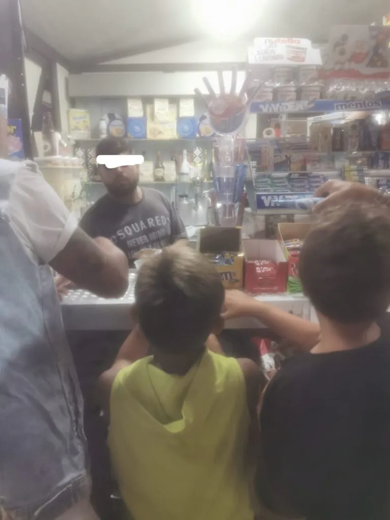Movida choc sul litorale casertano: tutti ammassati nei bar senza mascherina. LE FOTO