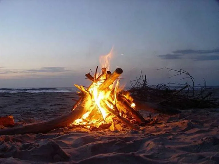 Ferragosto da dimenticare: la derubano mentre festeggia in spiaggia