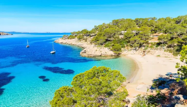 Due ragazze vanno a Ibiza e tornano col Covid. Contagi pure alle porte del Casertano
