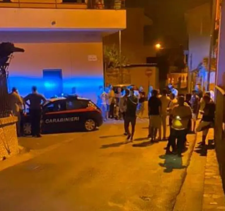 Ladri rischiano linciaggio e chiedono aiuto ai carabinieri: “Salvateci”. Due fermati