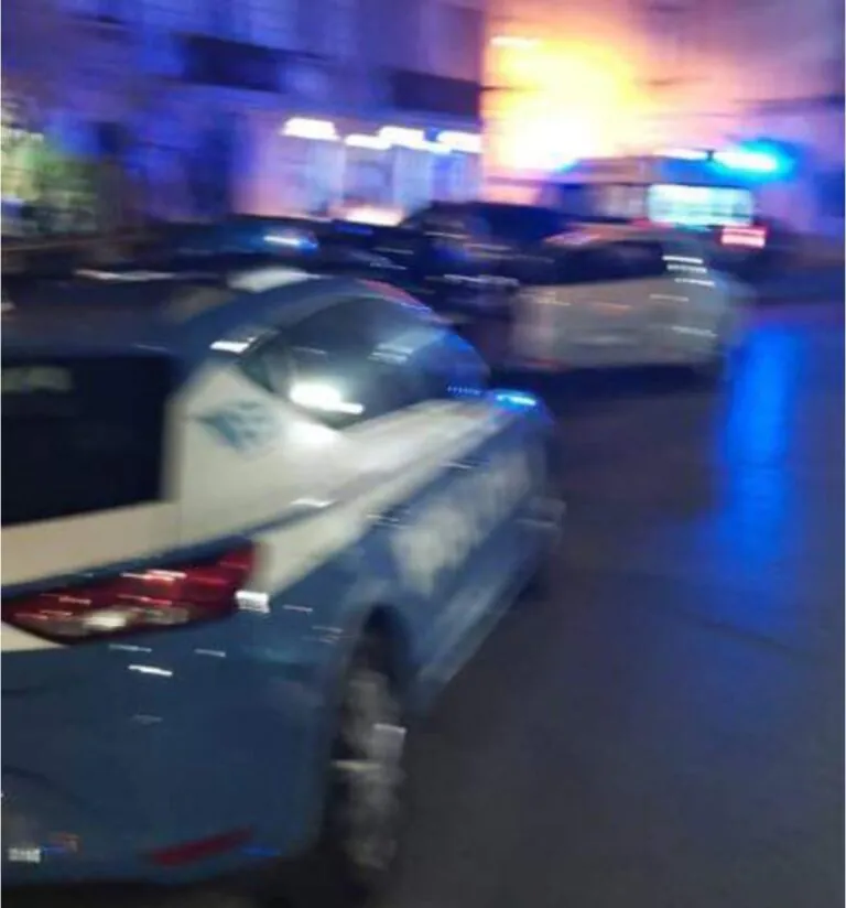 Cena in pizzeria si trasforma in mega rissa, 13 identificati. Svelato il motivo della zuffa