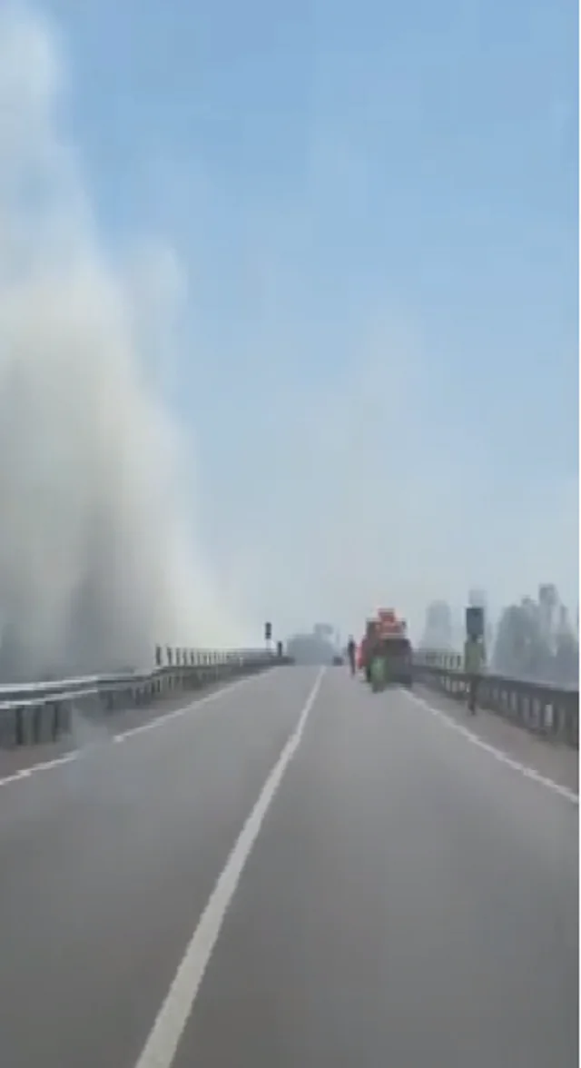 Grosso incendio sulla Variante: fumo nero e aria irrespirabile. VIDEO