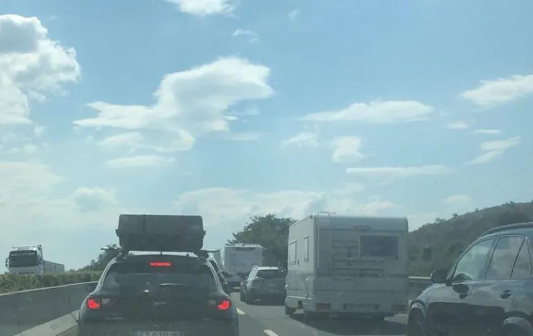 Maxi tamponamento sull’A1, coinvolte 4 auto: coda chilometrica. Il video