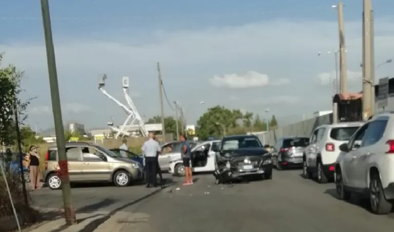 Schianto all’incrocio, feriti e traffico in tilt. FOTO