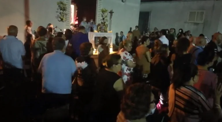 Il parroco alla maxi celebrazione dell’Assunta: “Alla faccia della pandemia, toglietevi le mascherine”