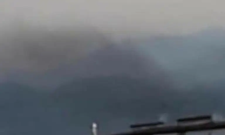 Città assediata da roghi e invasa dalla nebbia: “Ore a bruciare scarti e ora non si respira”. FOTO
