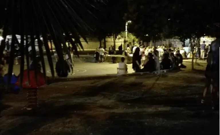 “Ho una bomba”: ubriaco semina terrore nel parco, tutti in fuga