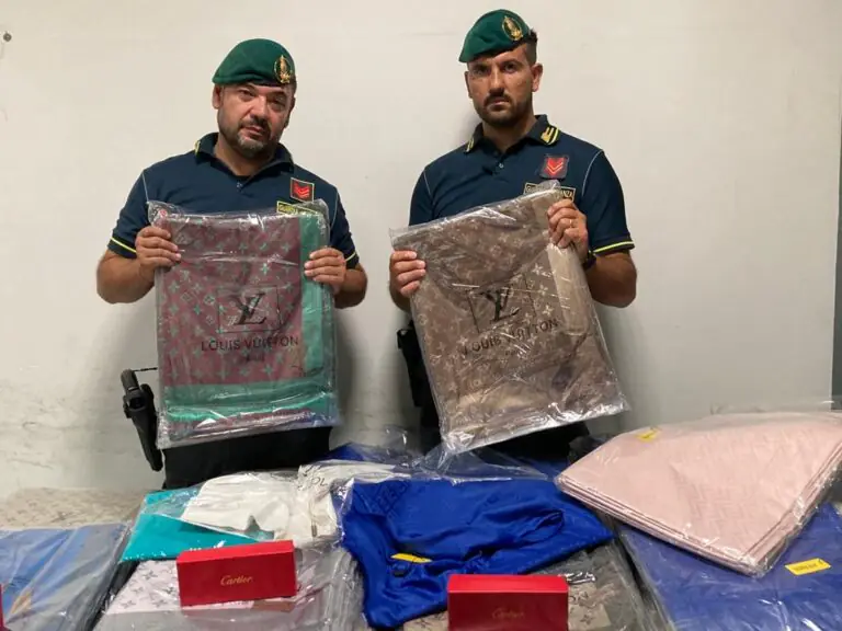 Griffe false, sequestrati 2mila capi di abbigliamento. Foto