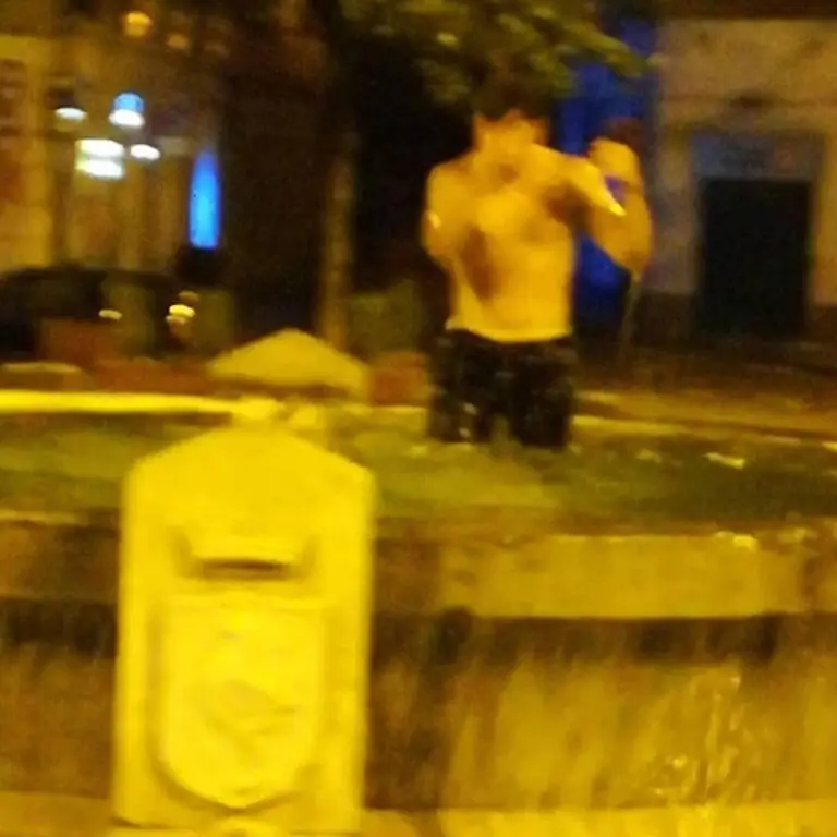 Non resiste alla notte afosa e si tuffa nella fontana della piazza. FOTO