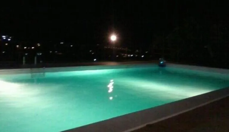 Tragedia nella notte di Ferragosto, muore durante il bagno in piscina