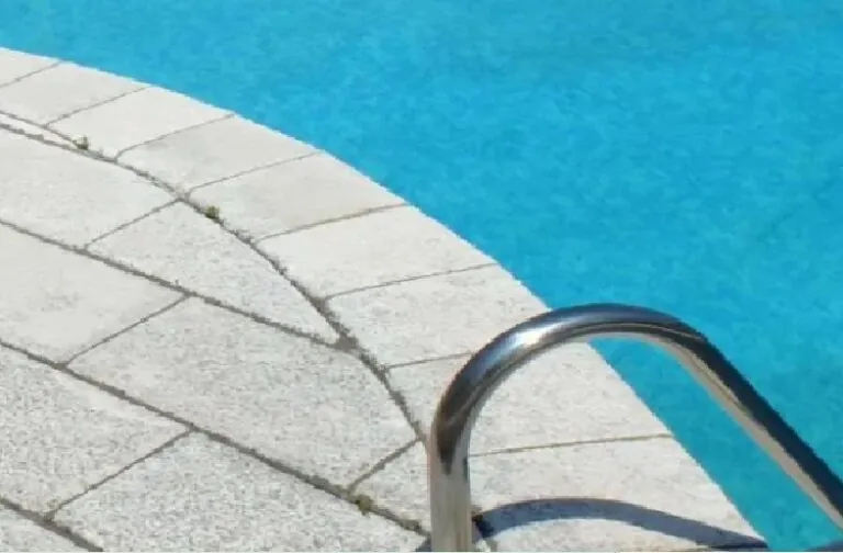 Si tuffa in piscina e muore a 41 anni: lascia 3 figli