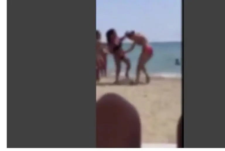 Mancato distanziamento, rissa tra donne in spiaggia. Il video