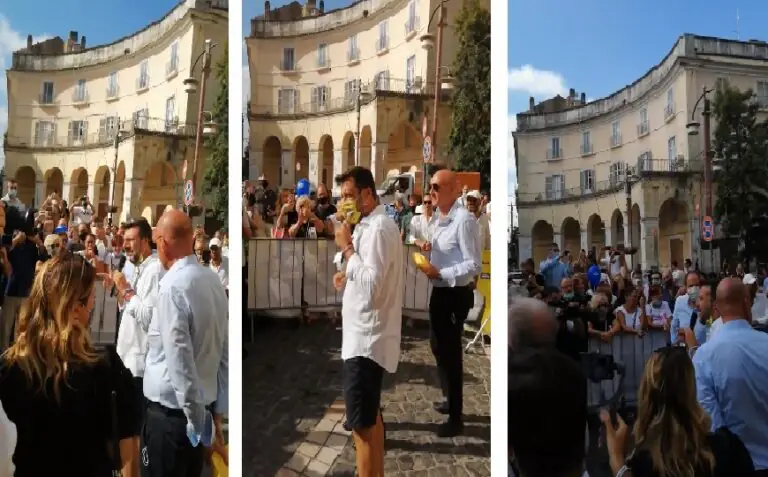 Salvini a Caserta in bermuda: “Io a processo? Ci dovrebbe andare De Luca”. IL VIDEO